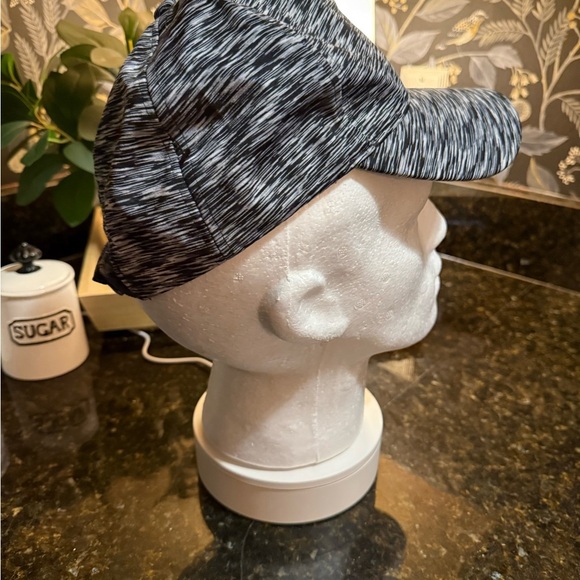 Stylish Black and Gray Unisex Cap - Picture 5 of 6
